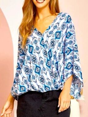 ANDREE BY UNIT Blue and Black Printed V-Neck Blouse